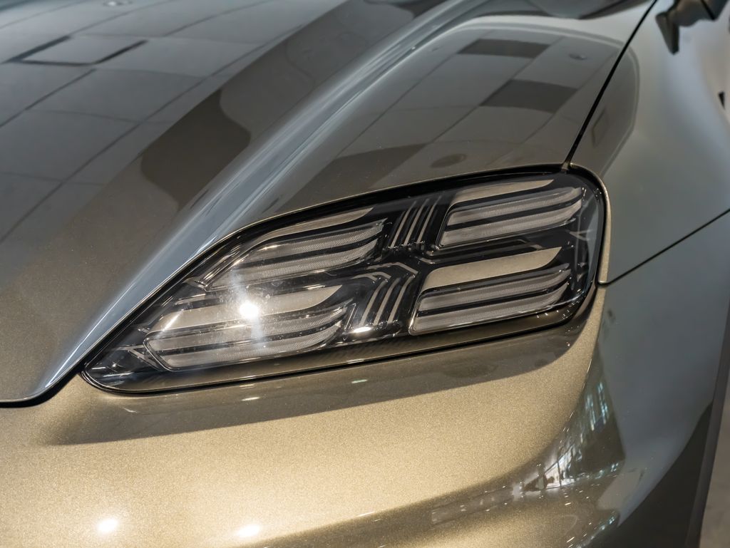 Certified Used 2024  Porsche 4 image 34