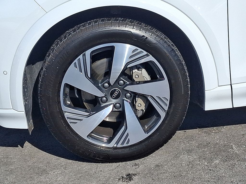 Thumbnail: 2025 Audi Q6 e-tron - 8