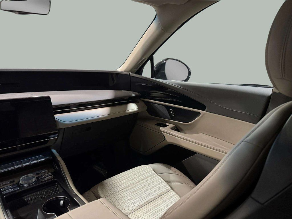 Certified Used 2024 White Platinum Metallic Tri-Coat Lincoln Reserve image 23