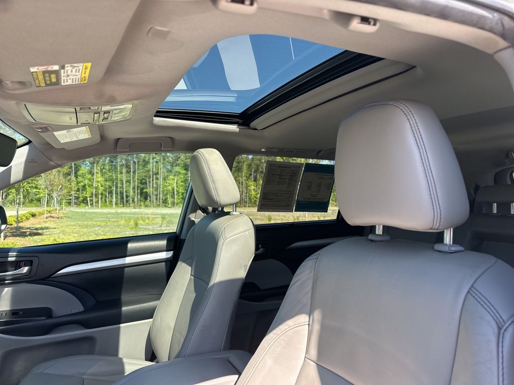 2019 Celestial Silver Metallic Toyota Highlander XLE FWD SUV