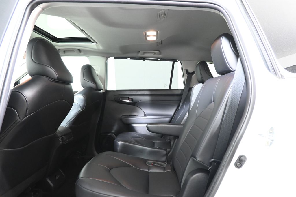 Thumbnail: 2022 Toyota Highlander - 32