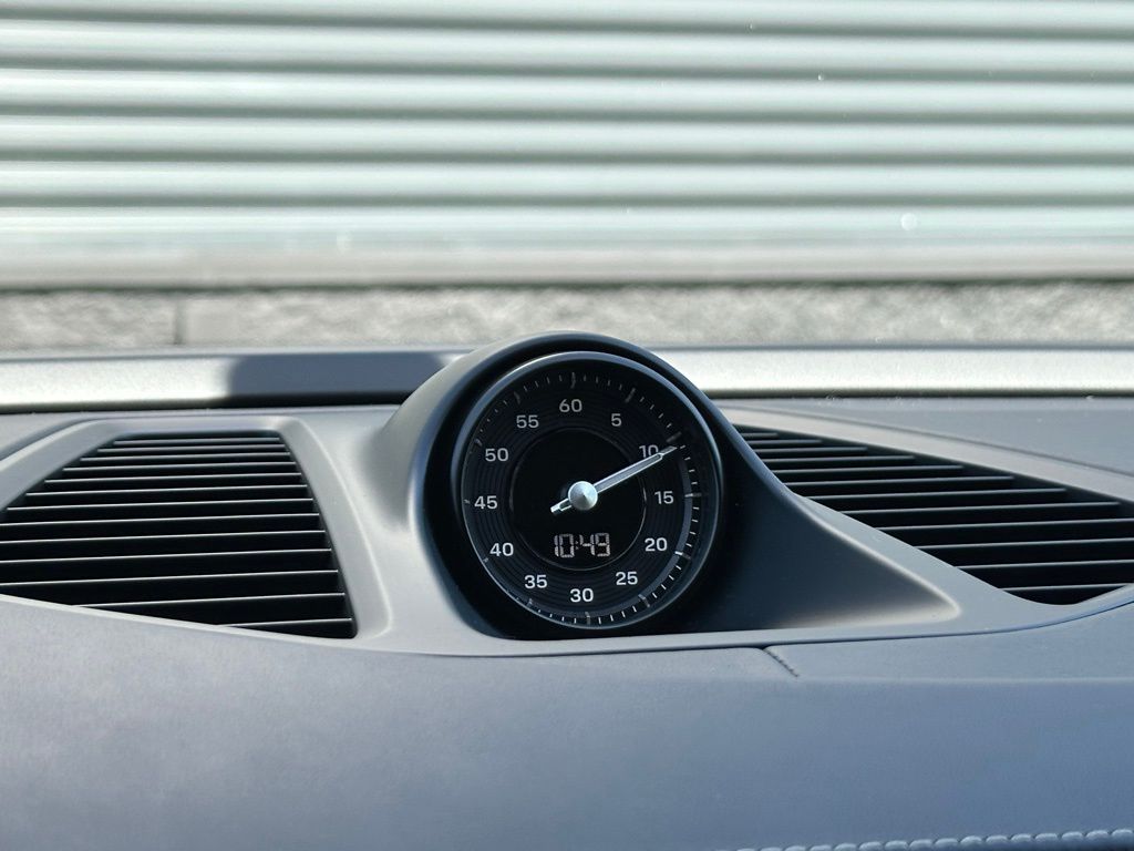 Thumbnail: 2025 Porsche Macan - 32