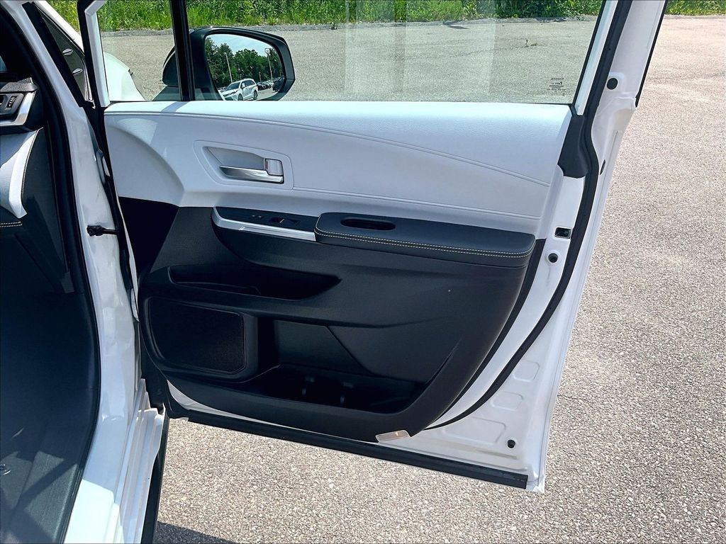 2025 Toyota Sienna — photo 12