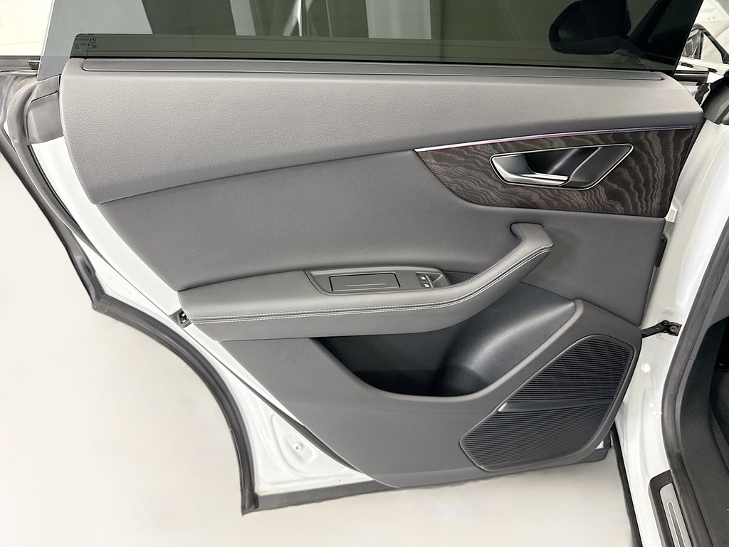 Thumbnail: 2023 Audi Q8 - 25