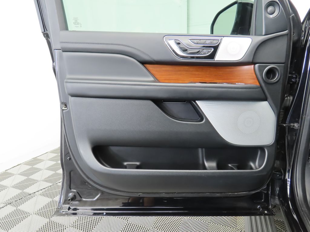 Thumbnail: 2019 Lincoln Navigator - 25