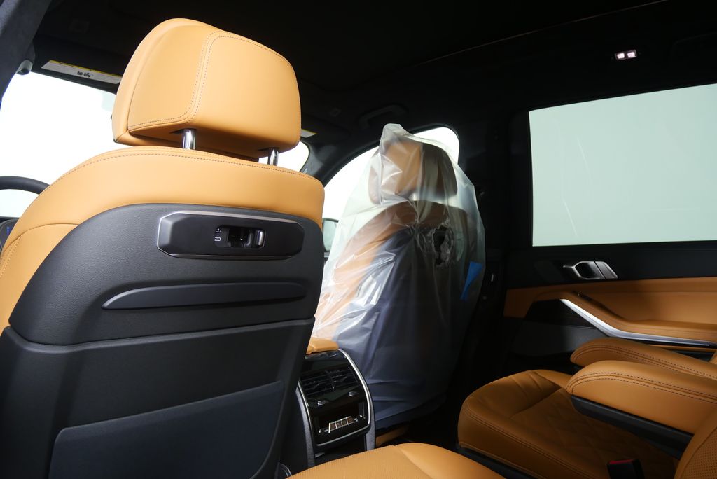 Thumbnail: 2026 BMW X7 - 18