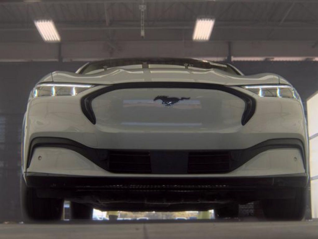 Used 2023 White Ford Premium image 4