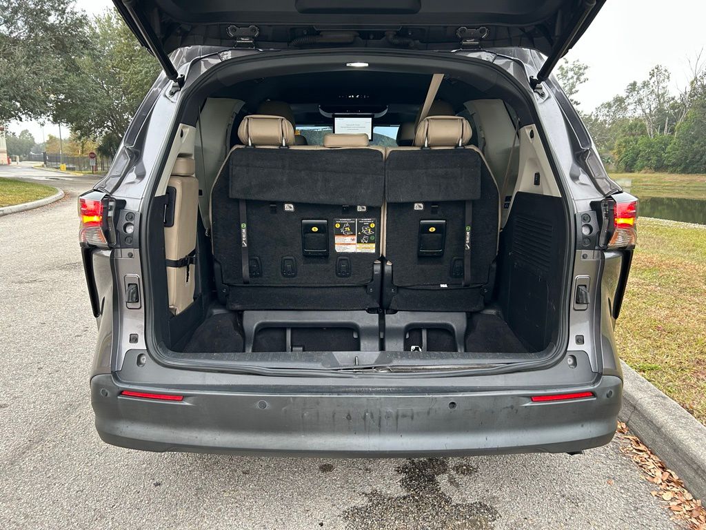 Thumbnail: 2021 Toyota Sienna - 10