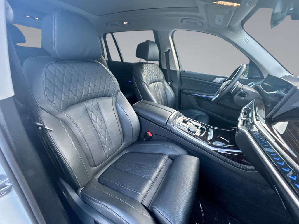Thumbnail: 2026 BMW X7 - 16