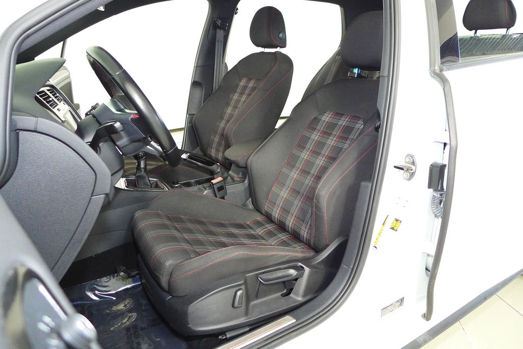 Thumbnail: 2016 Volkswagen Golf - 21