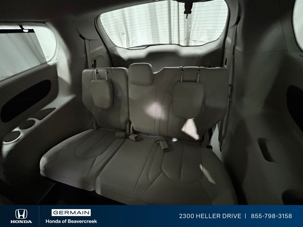 Used 2018 Gray Chrysler Touring L image 29