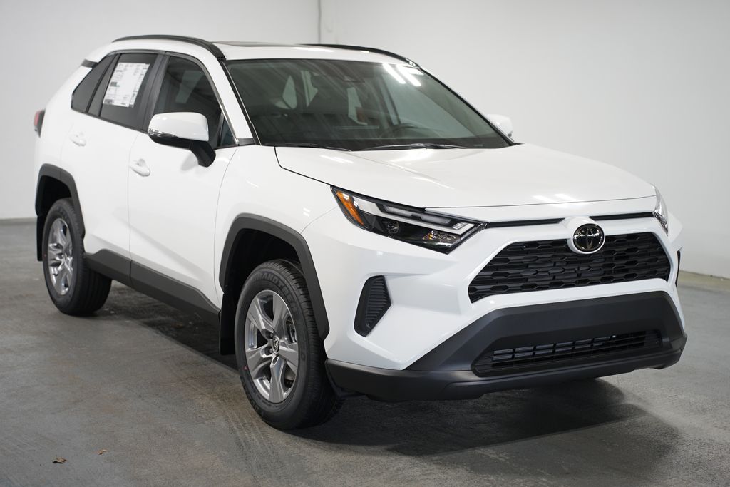 2025 Toyota RAV4 XLE 3
