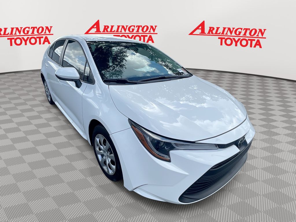 2024 Toyota Corolla LE's photo