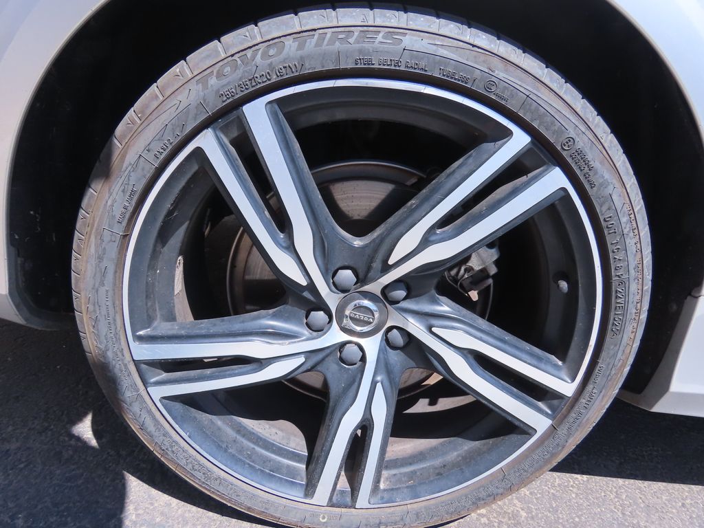 Thumbnail: 2019 Volvo V90 - 17