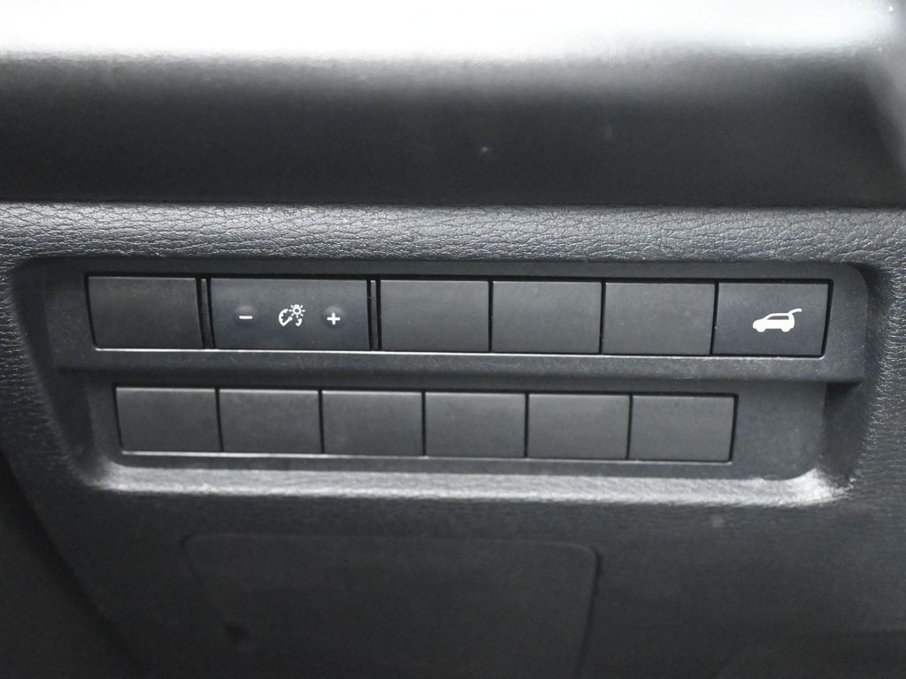 Used 2022 Silver Mitsubishi SE image 15