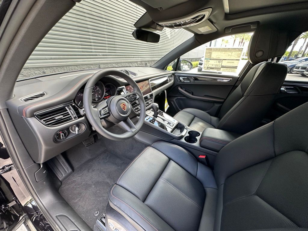 Thumbnail: 2026 Porsche Macan - 4