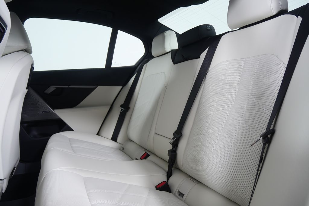 Thumbnail: 2026 BMW 5 Series - 16