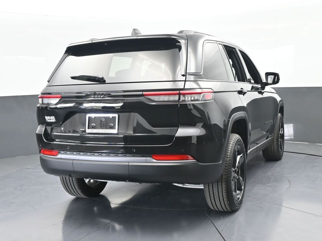 New 2026 Diamond Black Crystal Pearlcoat Jeep Limited image 5