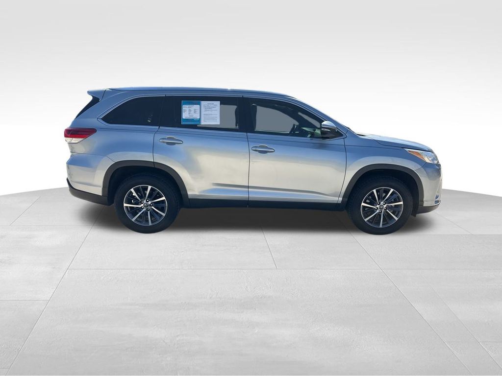 2019 Celestial Silver Metallic Toyota Highlander XLE FWD SUV