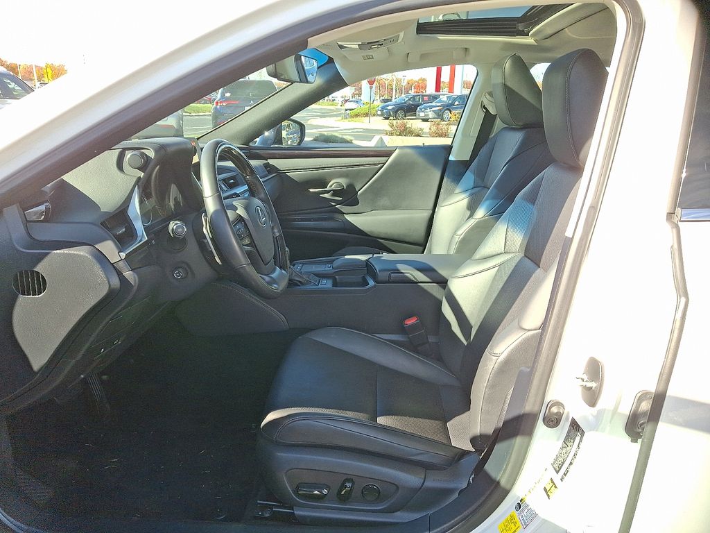 Thumbnail: 2021 Lexus ES - 14