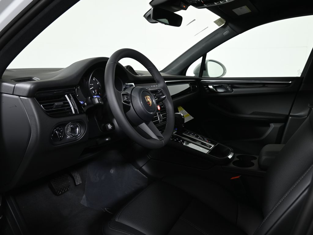 Thumbnail: 2026 Porsche Macan - 4