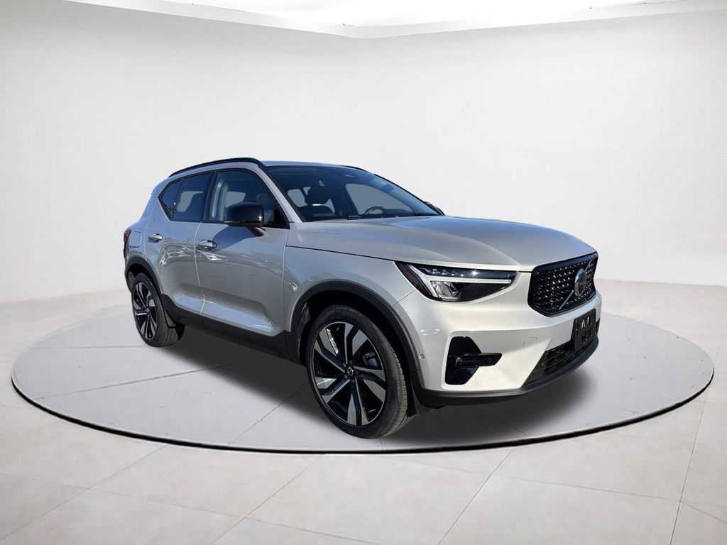 2025 Volvo XC40 B5 Core Bright Theme AWD