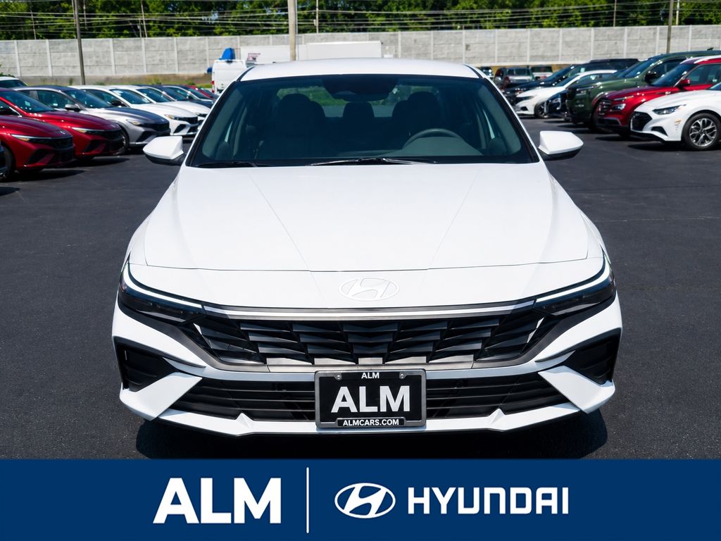 New 2026 White Hyundai SE image 3