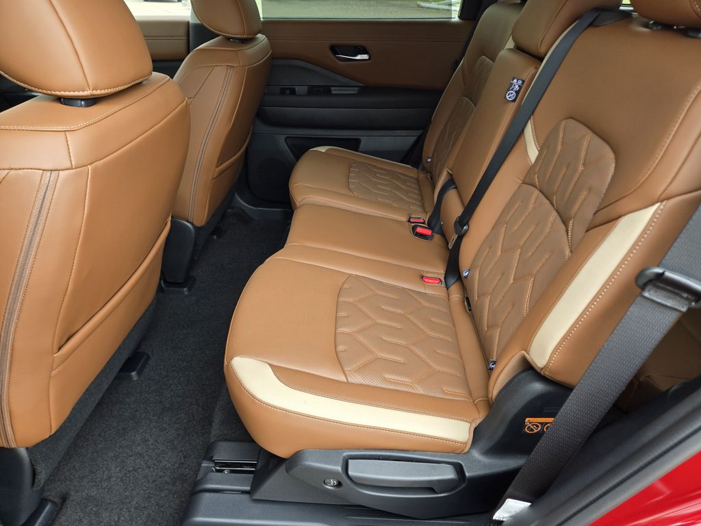 2026 Nissan Pathfinder Platinum - 8