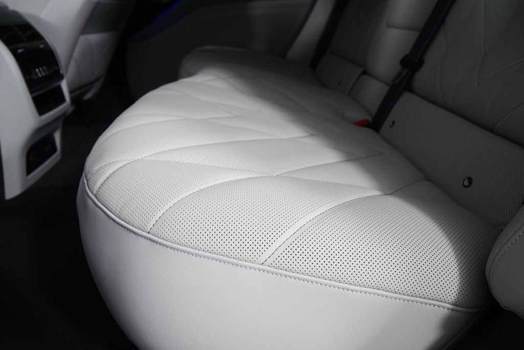 Thumbnail: 2026 BMW XM - 17