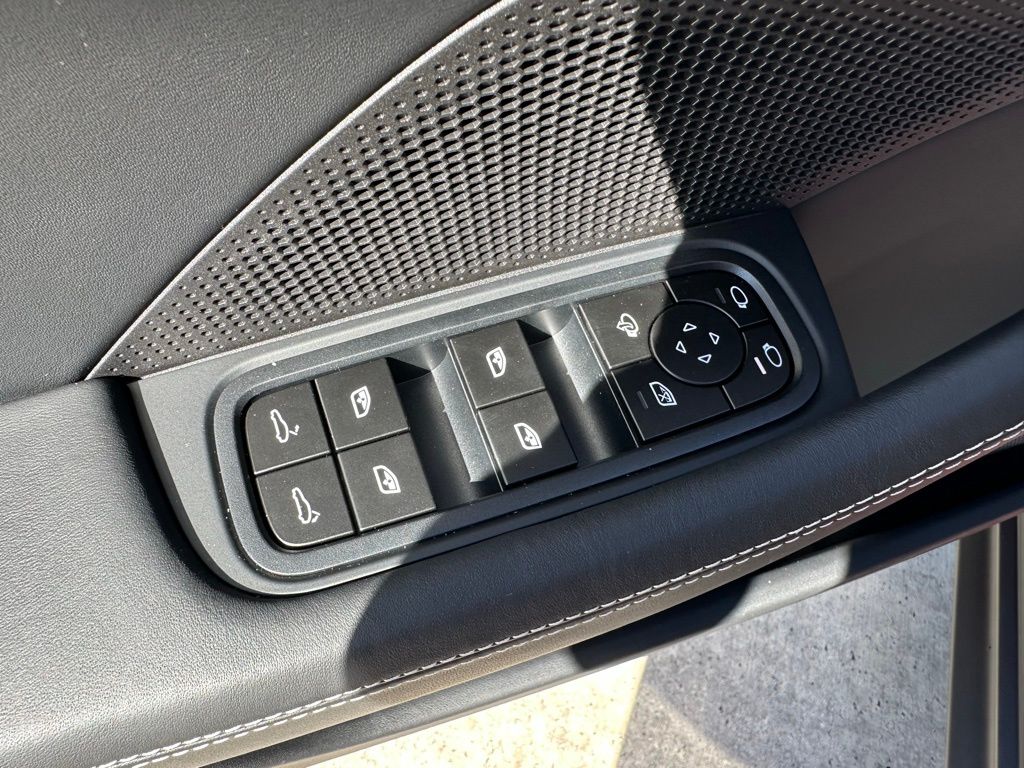 Thumbnail: 2026 Porsche Panamera - 21