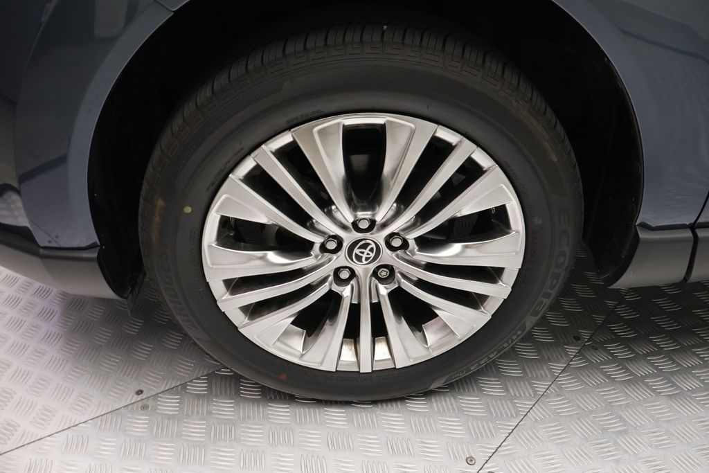Thumbnail: 2023 Toyota Venza - 4