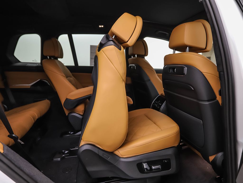 Thumbnail: 2026 BMW X7 - 31