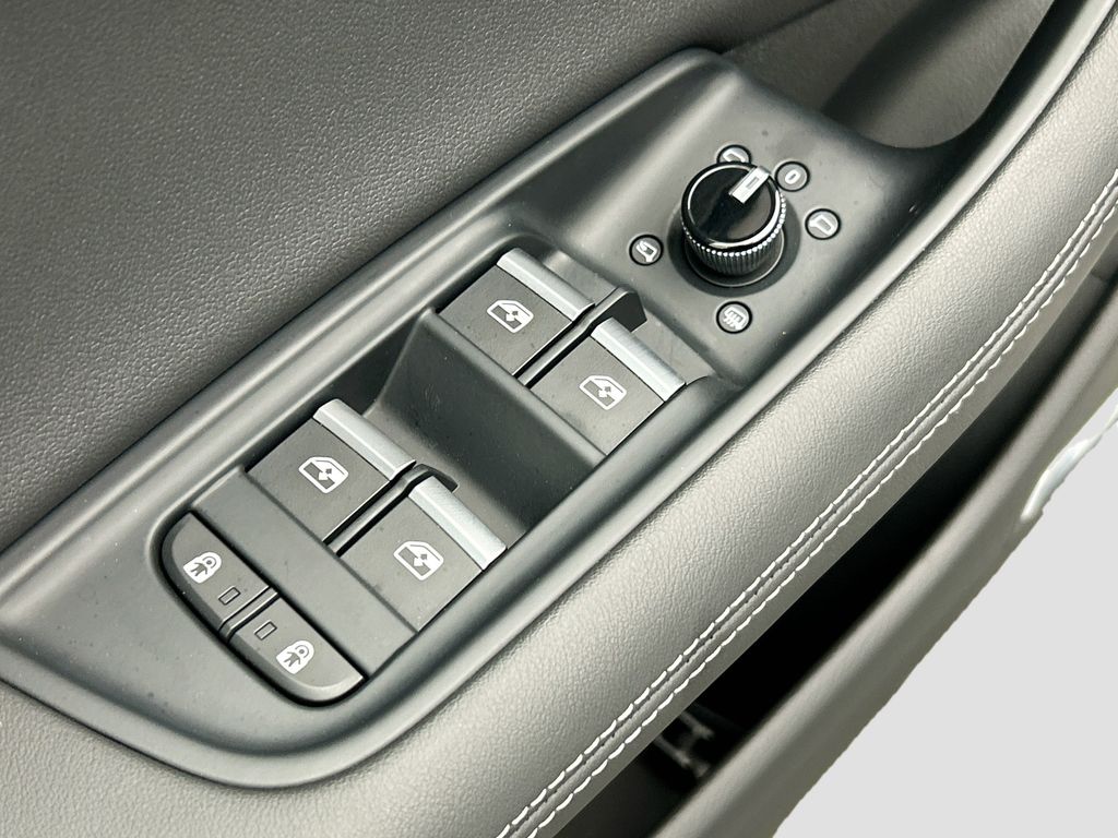 Thumbnail: 2025 Audi Q8 - 22