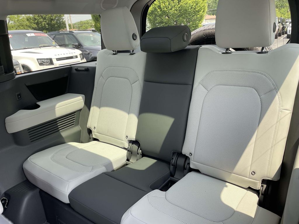 New 2026 Black Land Rover X-Dynamic SE image 18