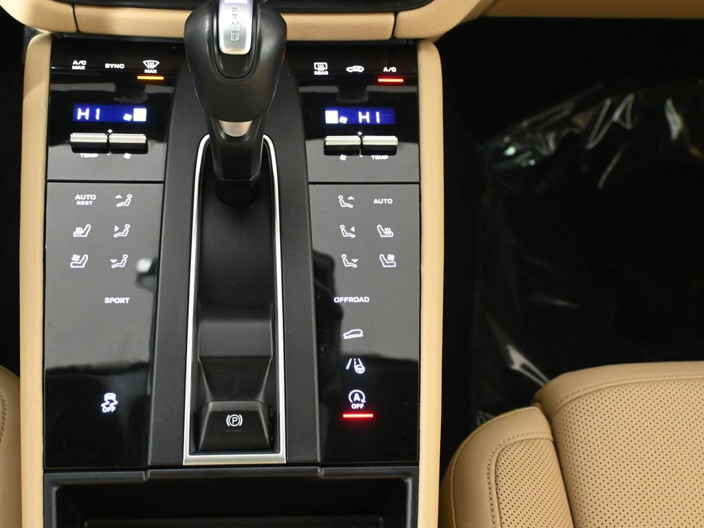 Thumbnail: 2024 Porsche Macan - 26