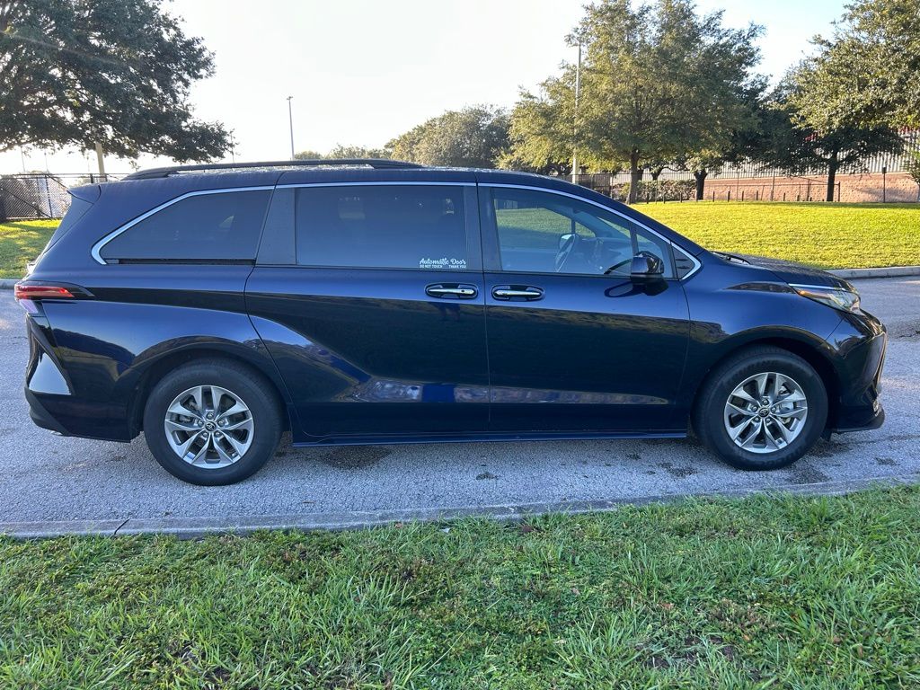 Thumbnail: 2022 Toyota Sienna - 6