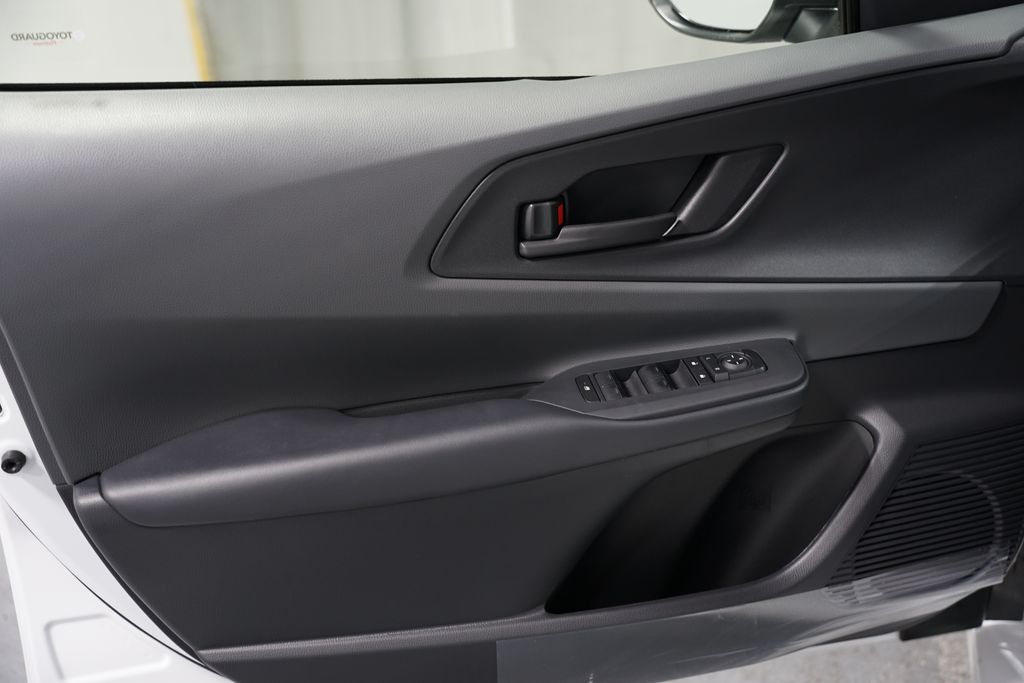2025 Toyota Prius LE 28