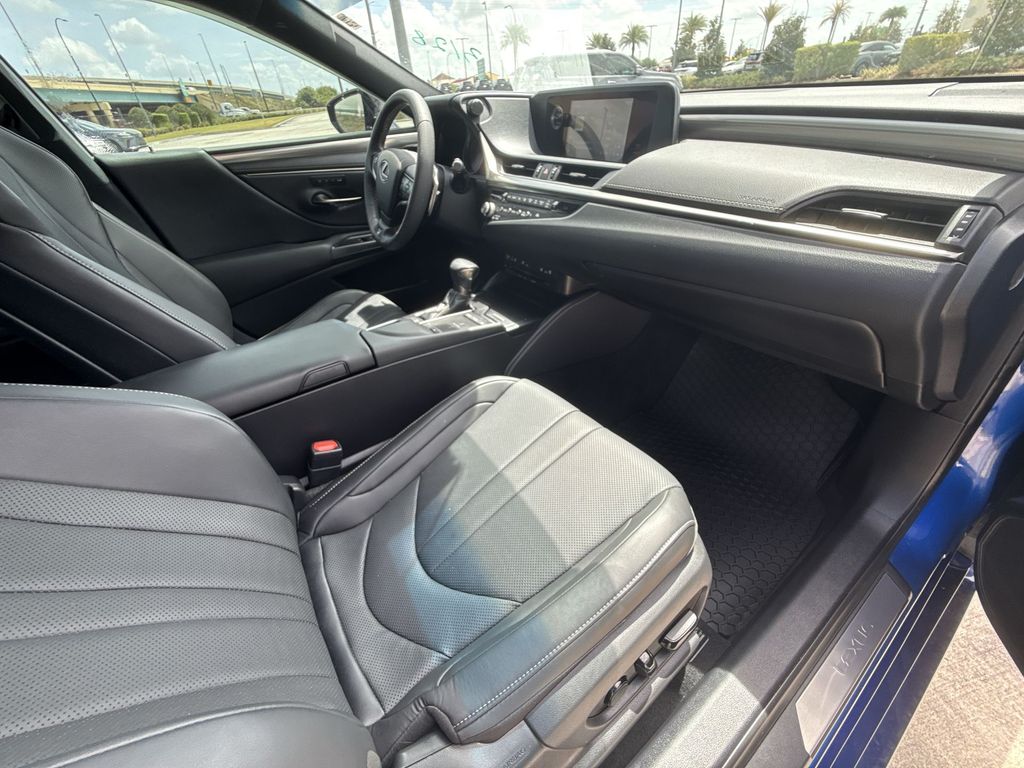 Thumbnail: 2021 Lexus ES - 15