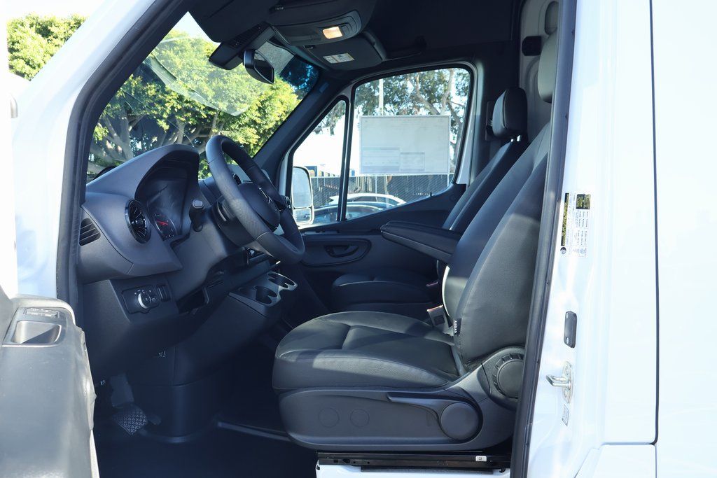 Thumbnail: 2025 Mercedes-Benz Sprinter - 6