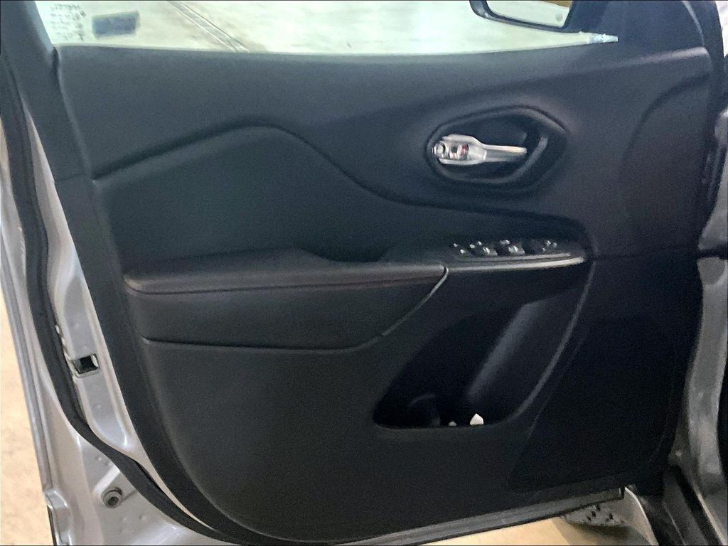2021 Jeep Cherokee — photo 9