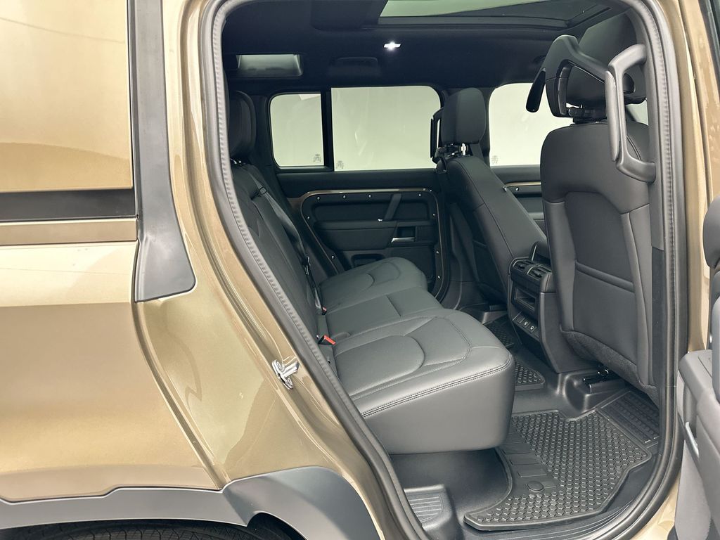2025 Land Rover Defender 110 6