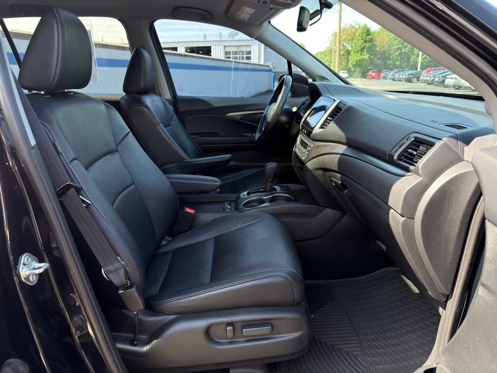 Thumbnail: 2017 Honda Pilot - 26