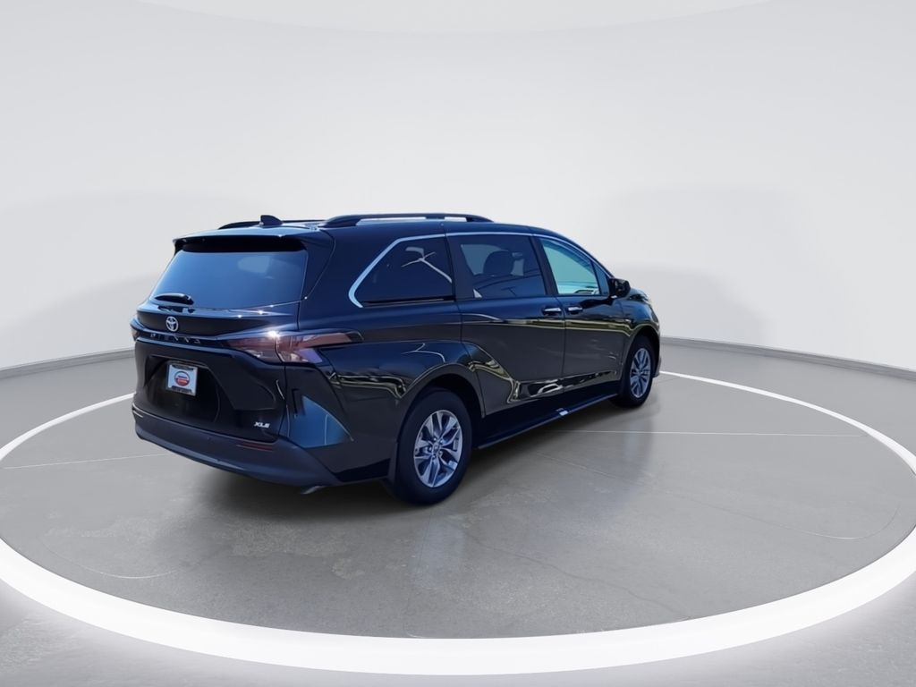 2025 Toyota Sienna XLE 8