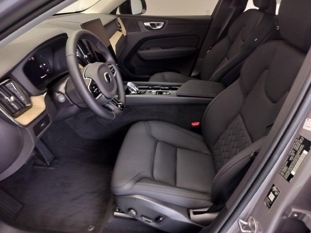 Thumbnail: 2026 Volvo XC60 - 12
