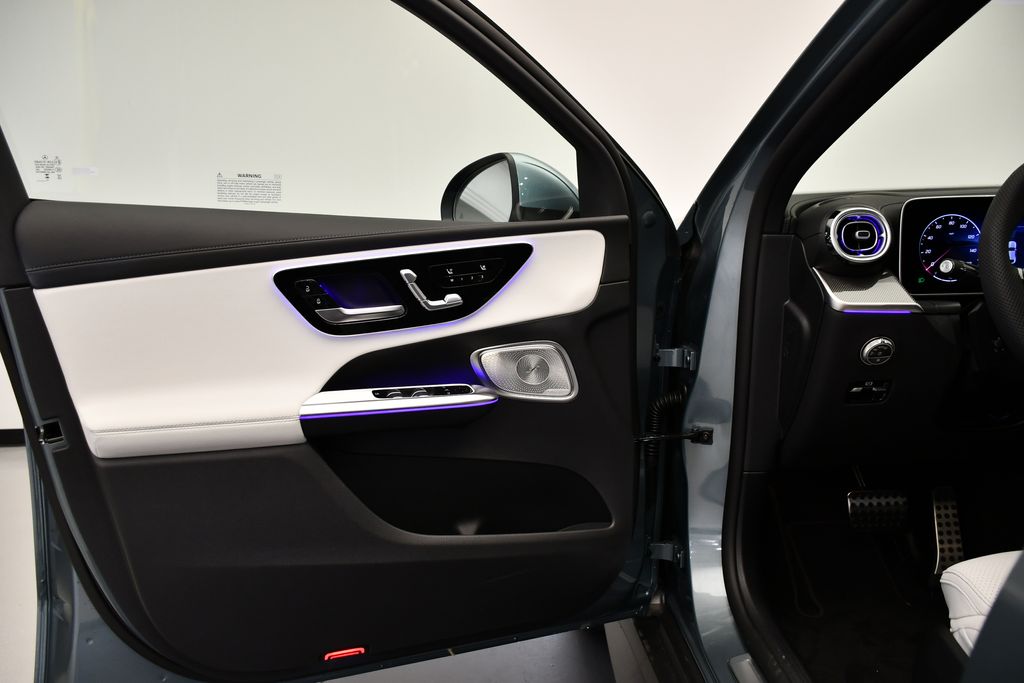 2025 Mercedes-Benz GLC 300 31