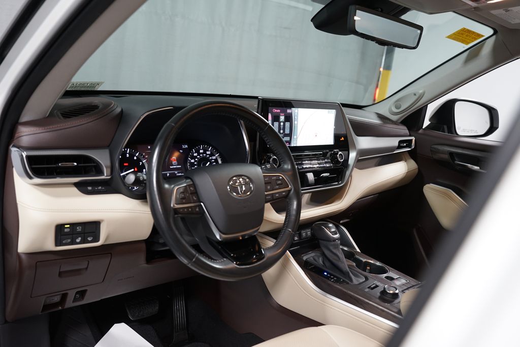 Thumbnail: 2021 Toyota Highlander - 11