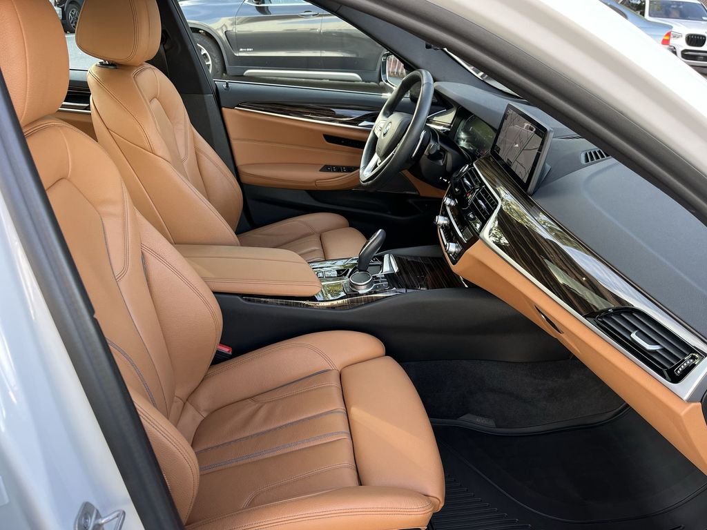 Thumbnail: 2022 BMW 5 Series - 26