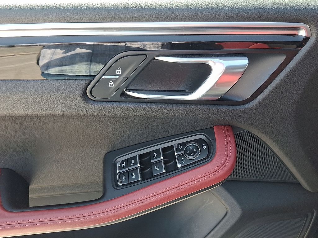 Thumbnail: 2023 Porsche Macan - 14