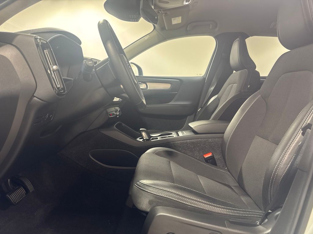 Used 2020 Silver Volvo Momentum image 18