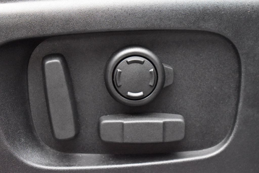 Thumbnail: 2024 Land Rover Discovery - 26